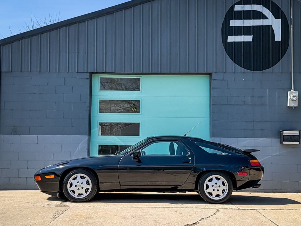 1990 Porsche 928 Image 3