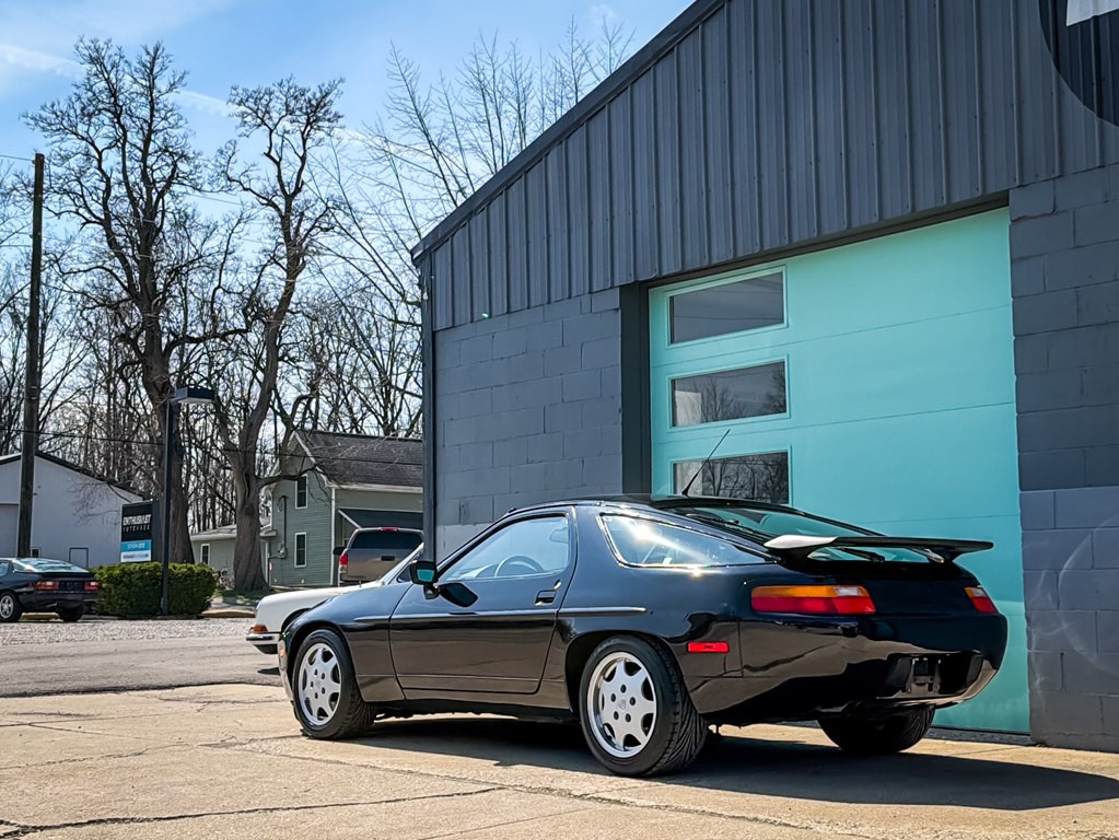 1990 Porsche 928 Image 4
