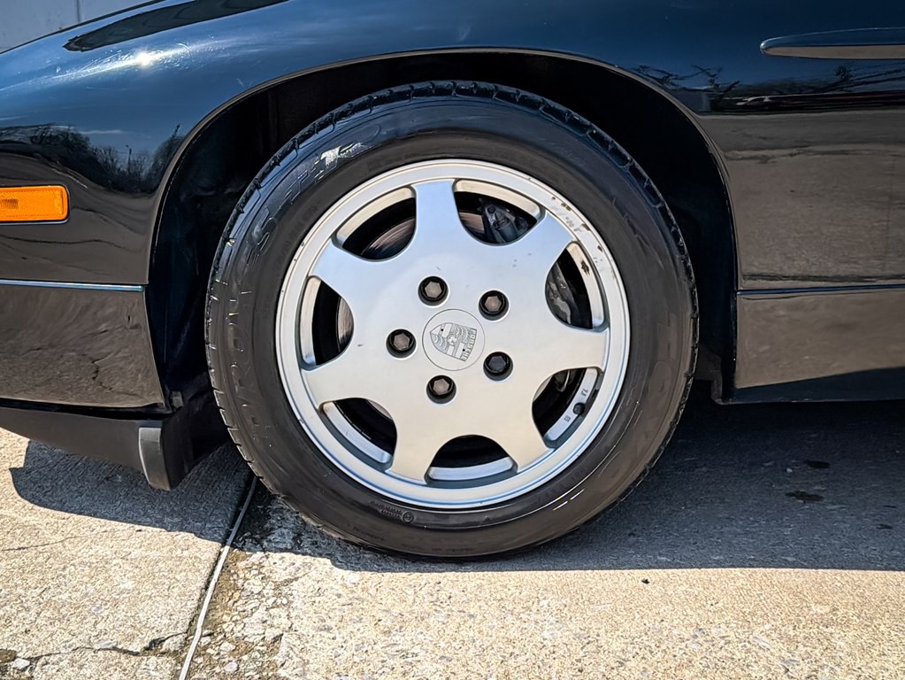 1990 Porsche 928 Image 5