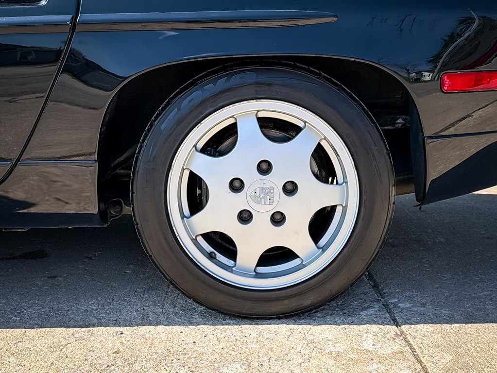 1990 Porsche 928 Image 6