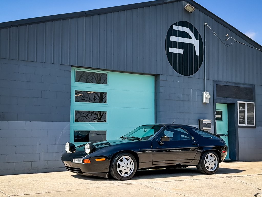 1990 Porsche 928 Image 11