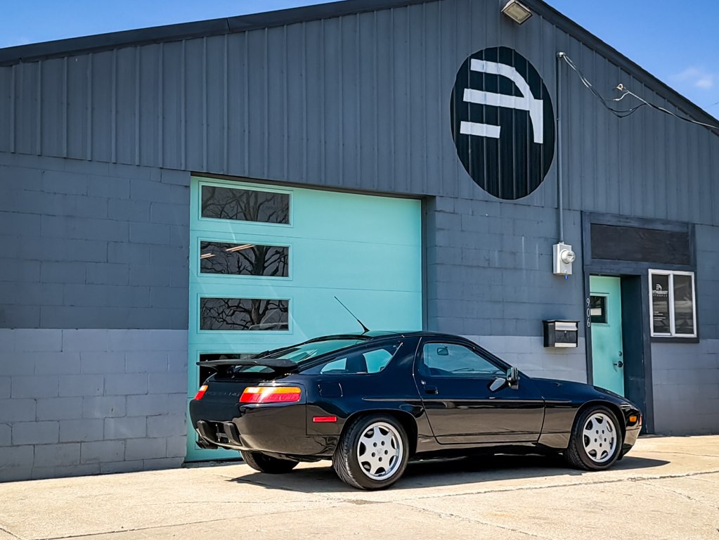 1990 Porsche 928 Image 12
