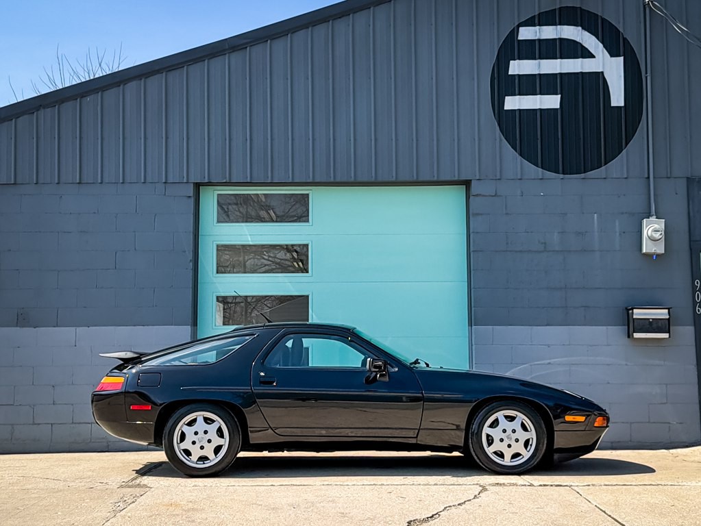 1990 Porsche 928 Image 13