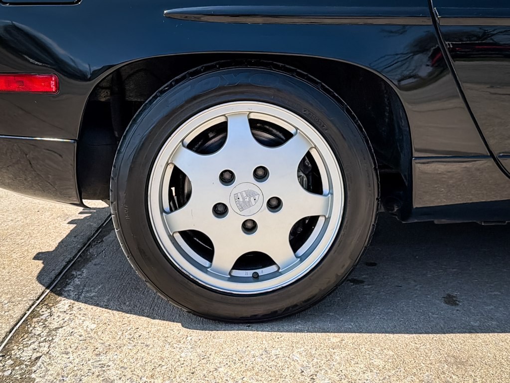 1990 Porsche 928 Image 15