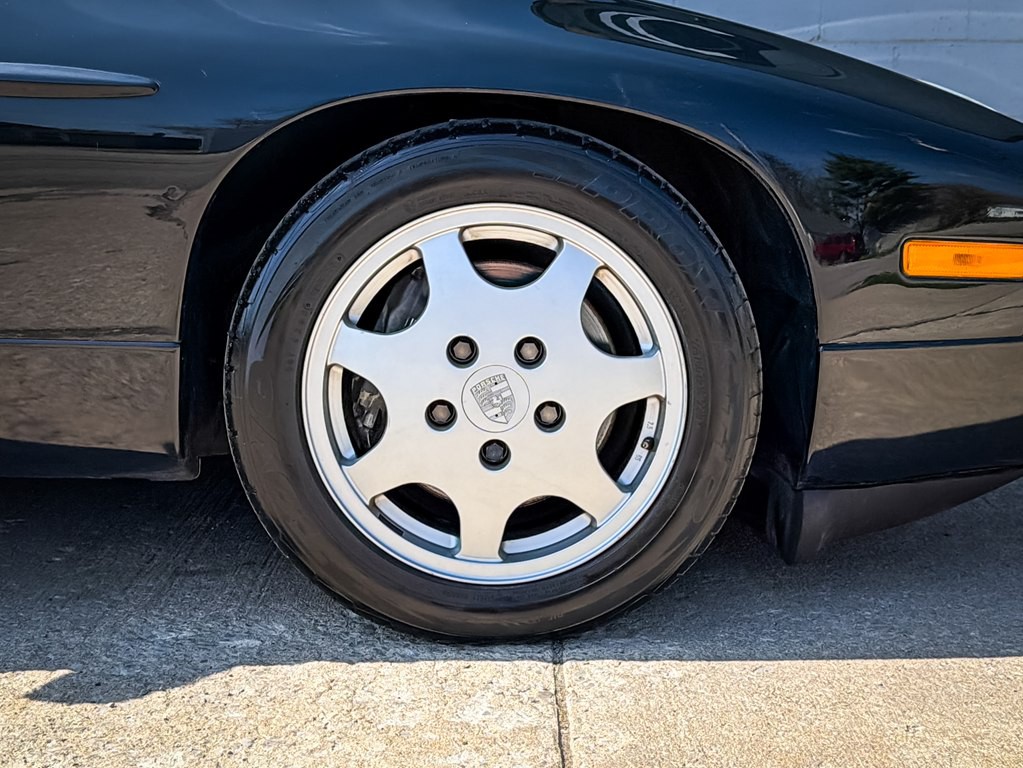 1990 Porsche 928 Image 16