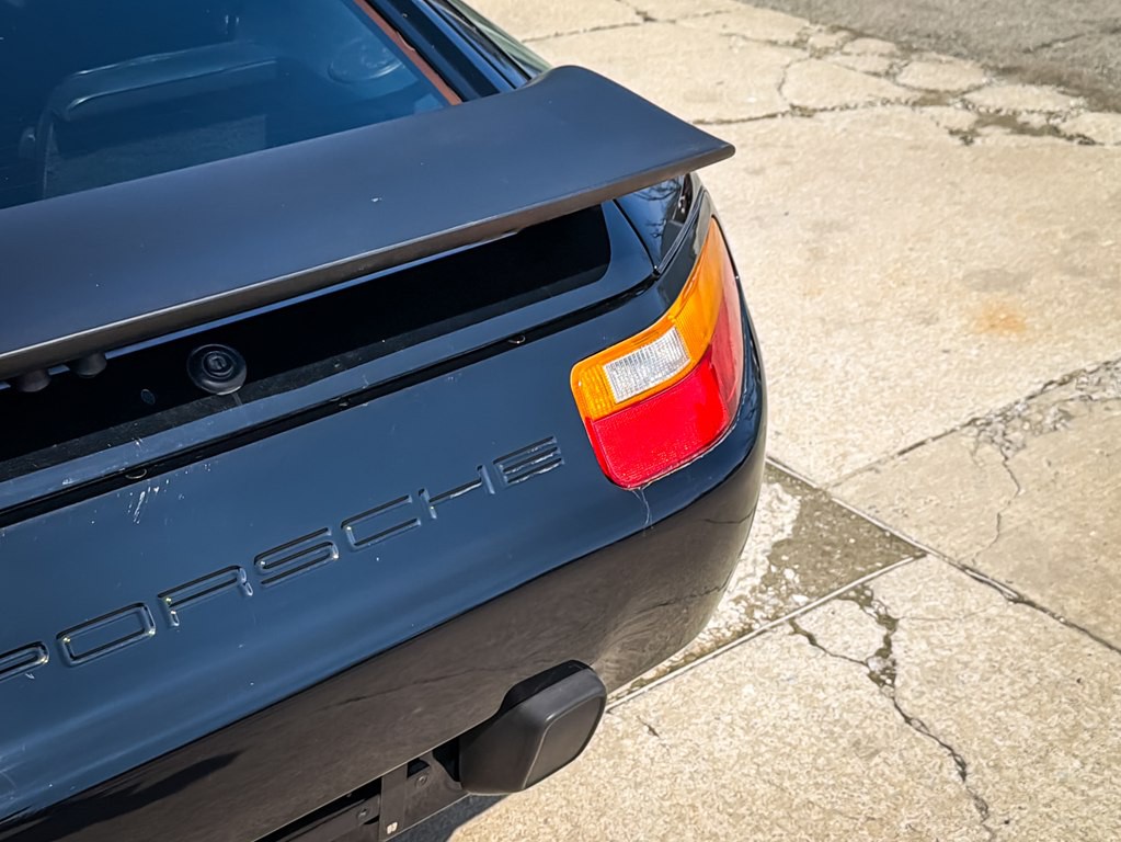 1990 Porsche 928 Image 18