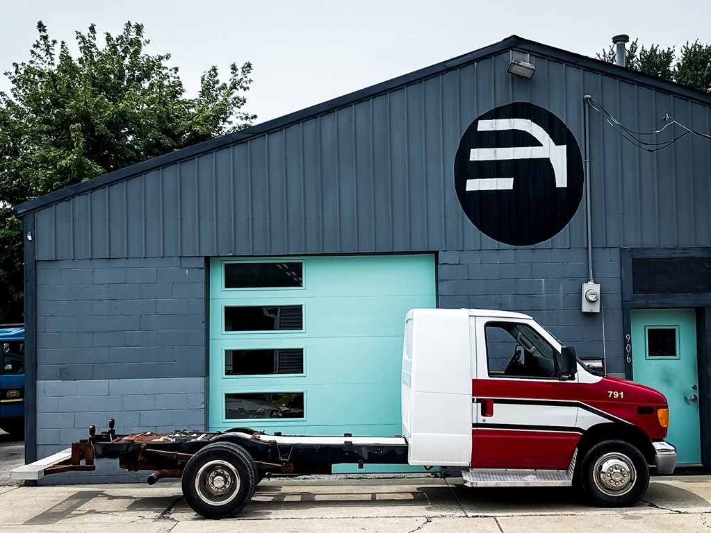 2003 Ford Econoline Image 2