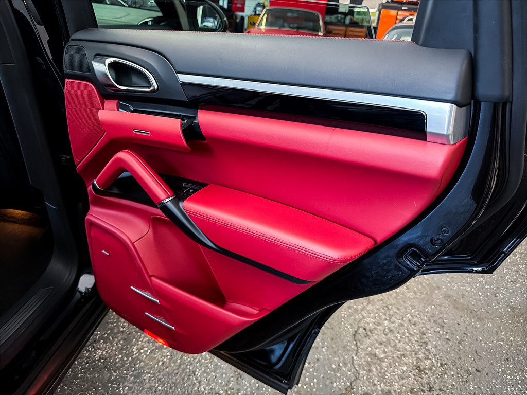 2014 Porsche Cayenne Image 25