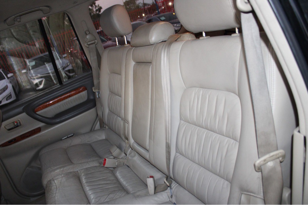 2003 Lexus LX 470 Image 10