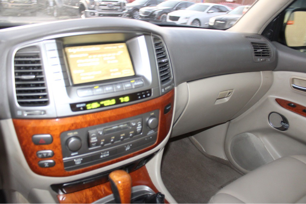 2003 Lexus LX 470 Image 15
