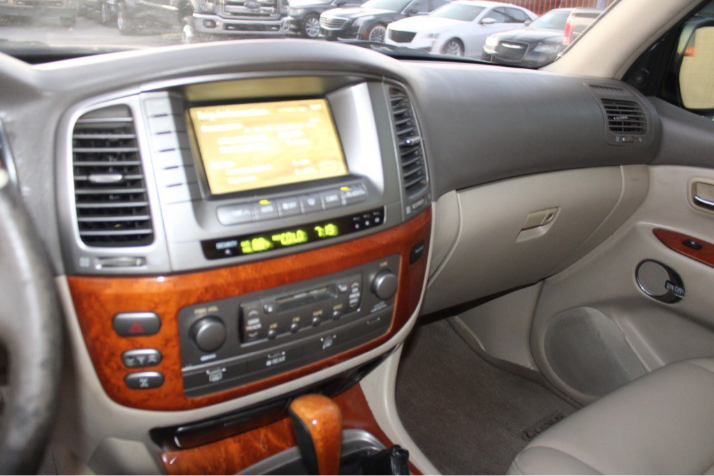 2003 Lexus LX 470 Image 16
