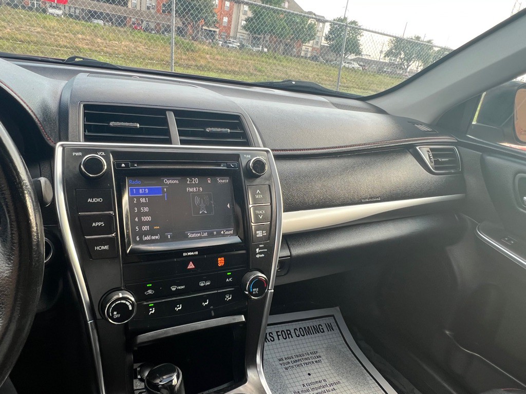 2016 Toyota Camry Image 19