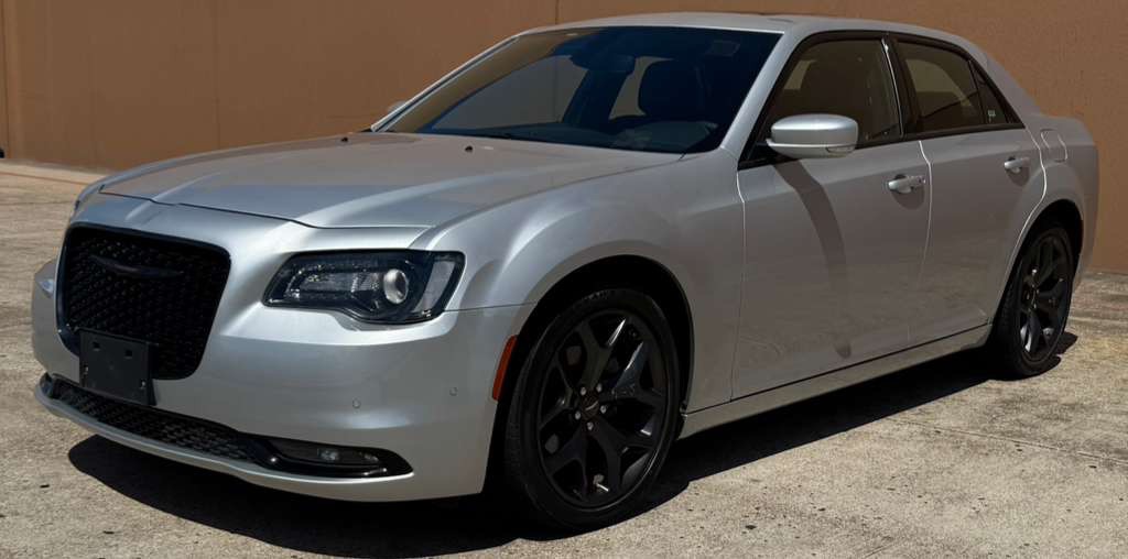 2023 Chrysler 300 Image 2