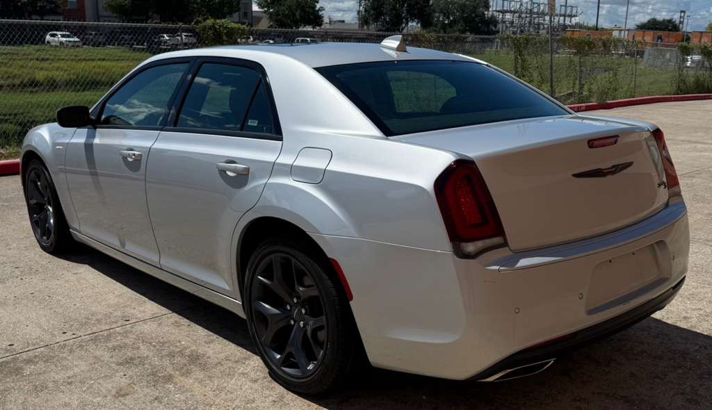 2023 Chrysler 300 Image 3