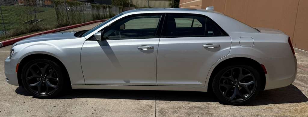 2023 Chrysler 300 Image 7