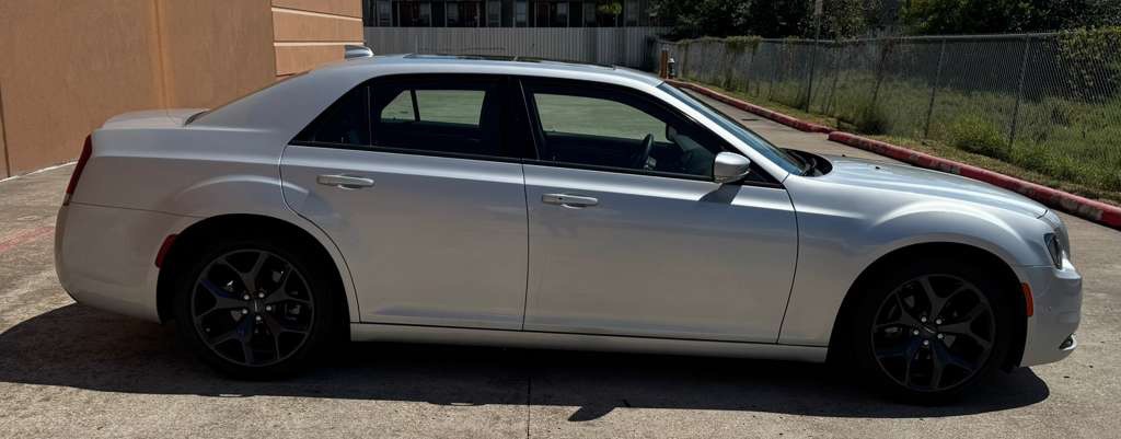2023 Chrysler 300 Image 8