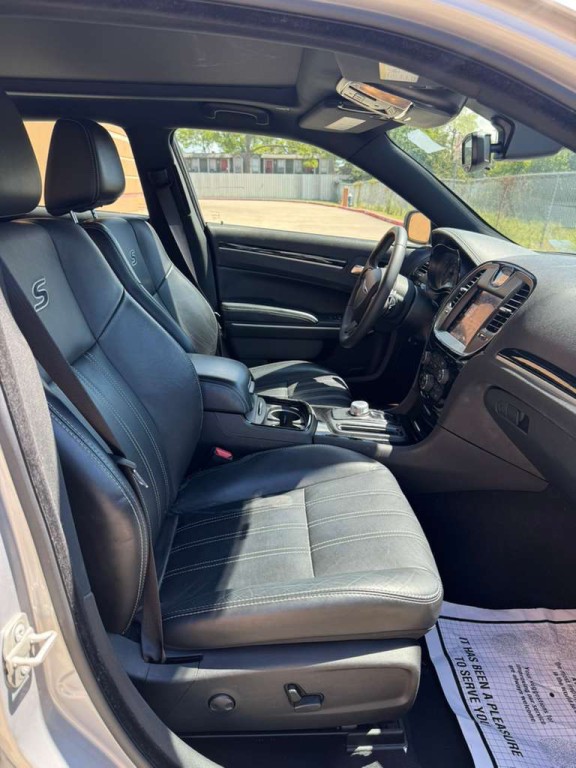 2023 Chrysler 300 Image 9