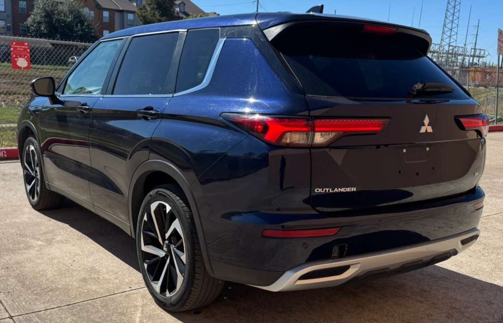 2024 Mitsubishi Outlander Image 3