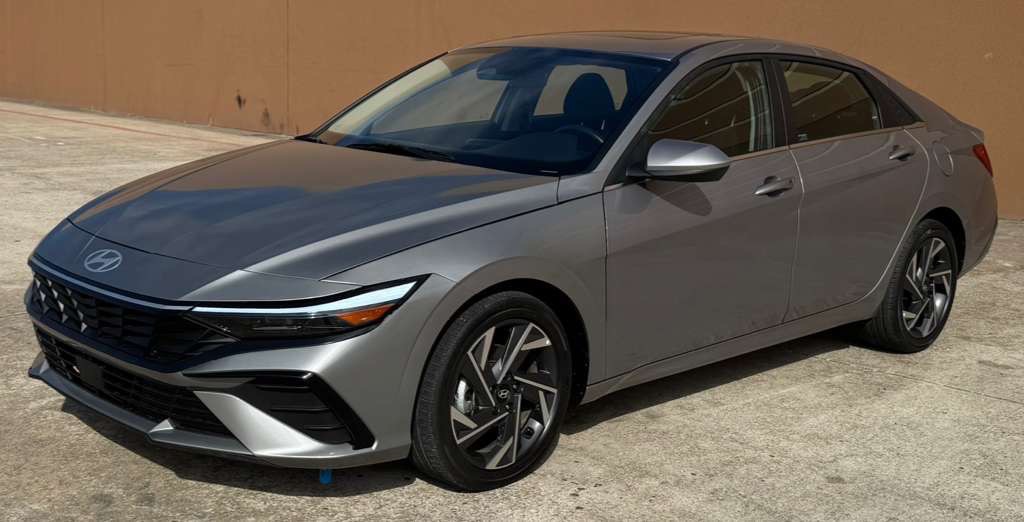 2025 Hyundai Elantra Image 2