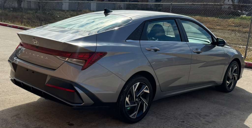 2025 Hyundai Elantra Image 3