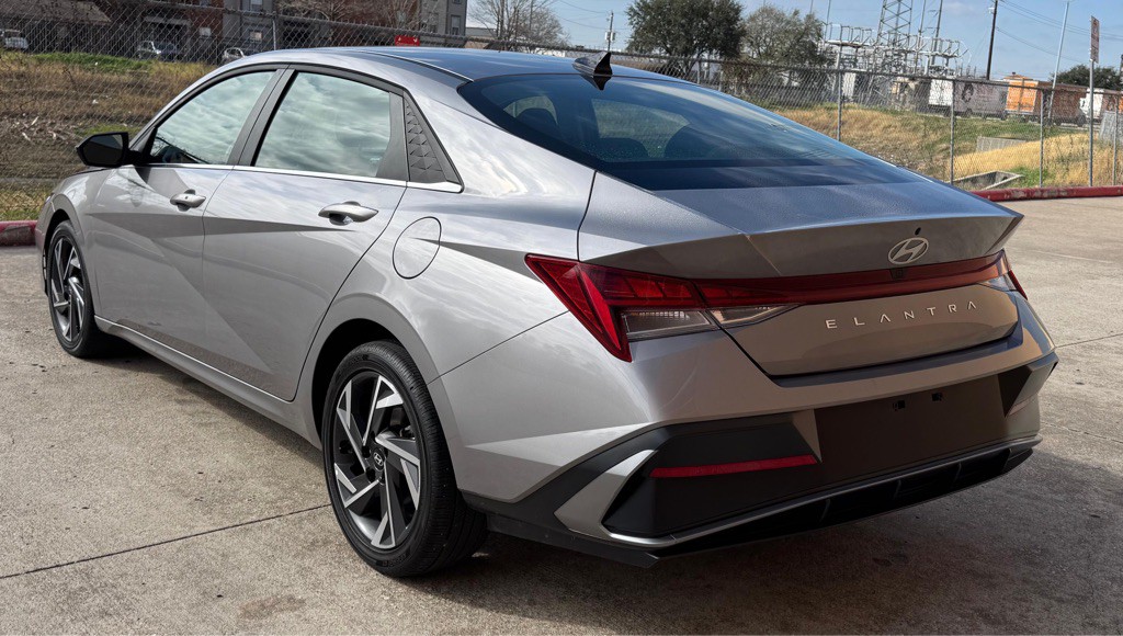 2025 Hyundai Elantra Image 4