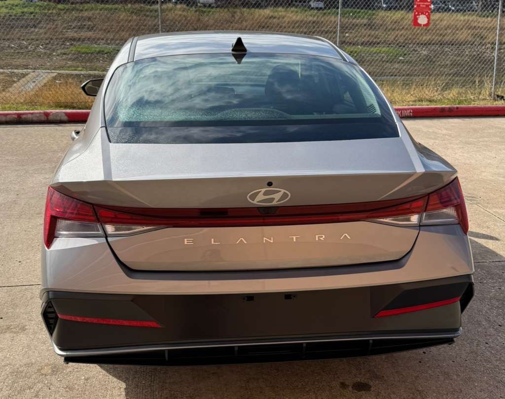 2025 Hyundai Elantra Image 6