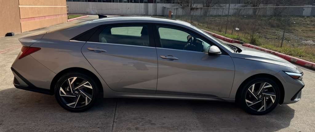 2025 Hyundai Elantra Image 7