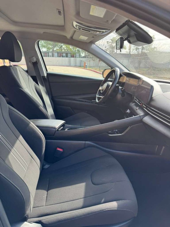 2025 Hyundai Elantra Image 11