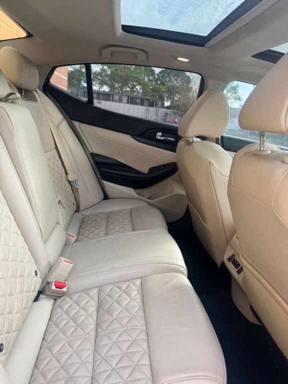 2022 Nissan Maxima Image 11