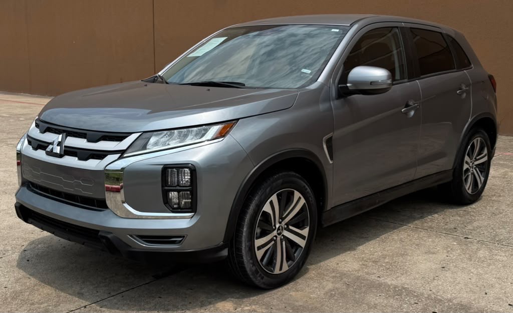 2025 Mitsubishi Outlander Image 2
