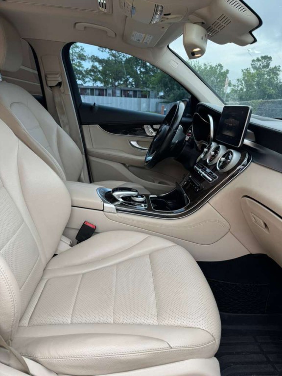 2017 Mercedes-Benz GLC-Class Image 9