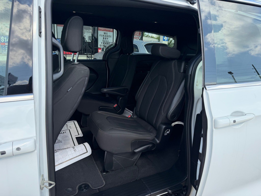 2022 Chrysler Pacifica Image 12