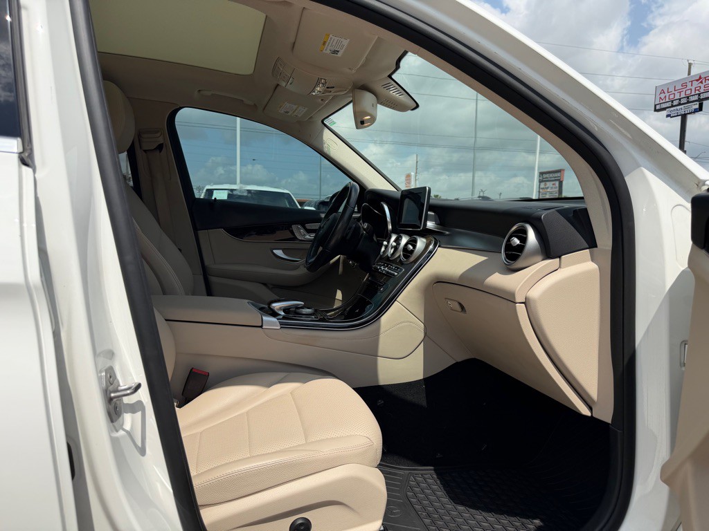 2017 Mercedes-Benz GLC-Class Image 14