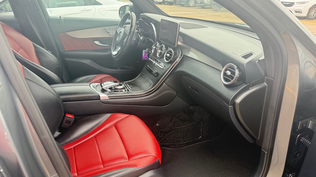 2019 Mercedes-Benz GLC-Class Image 16