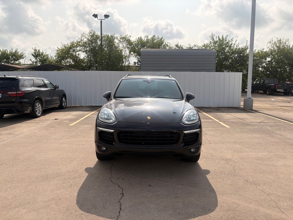 2016 Porsche Cayenne Image 2