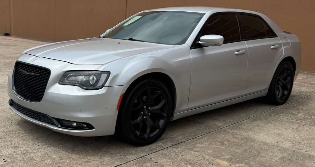 2021 Chrysler 300 Image 2