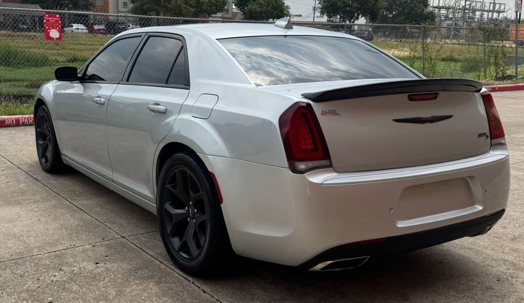 2021 Chrysler 300 Image 3