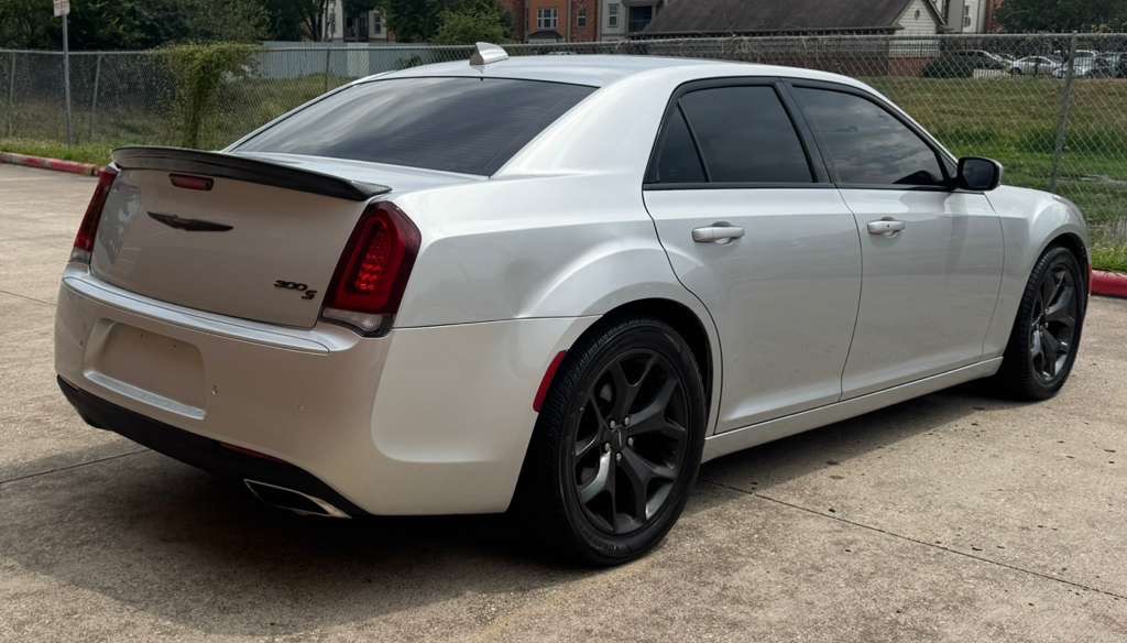 2021 Chrysler 300 Image 4