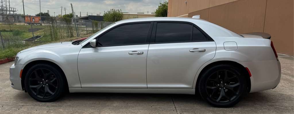 2021 Chrysler 300 Image 7