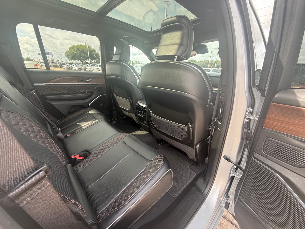 2025 Jeep Grand Cherokee Image 17