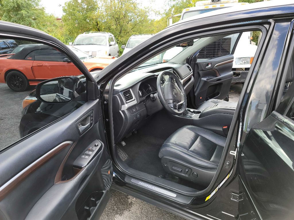 2015 Toyota Highlander Image 2