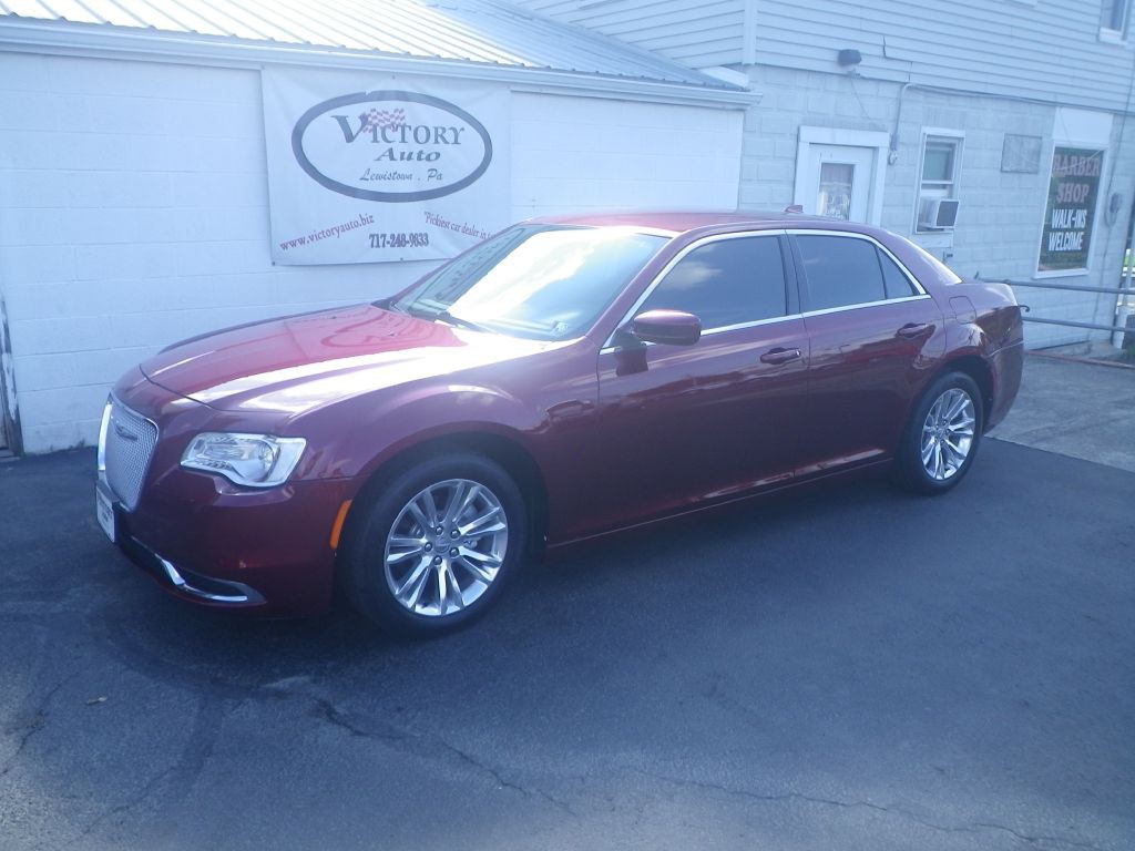 2017 Chrysler 300 Image 2