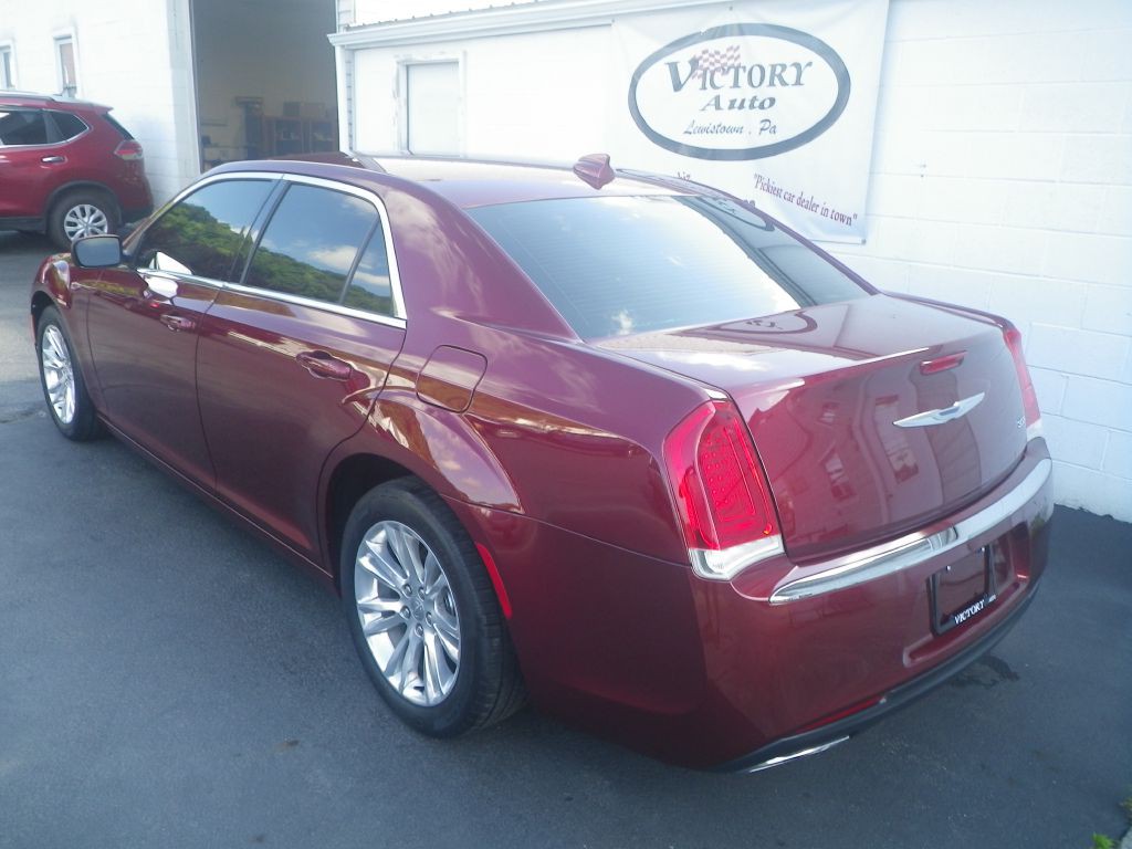 2017 Chrysler 300 Image 4