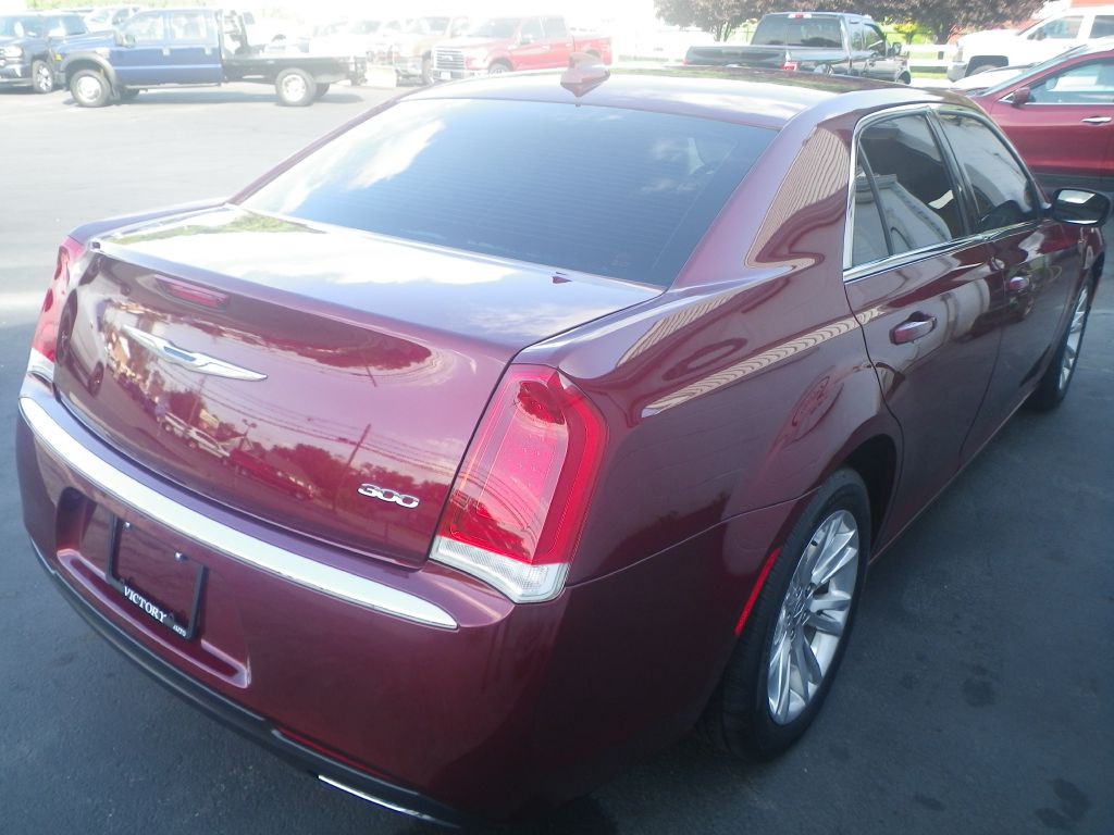 2017 Chrysler 300 Image 6