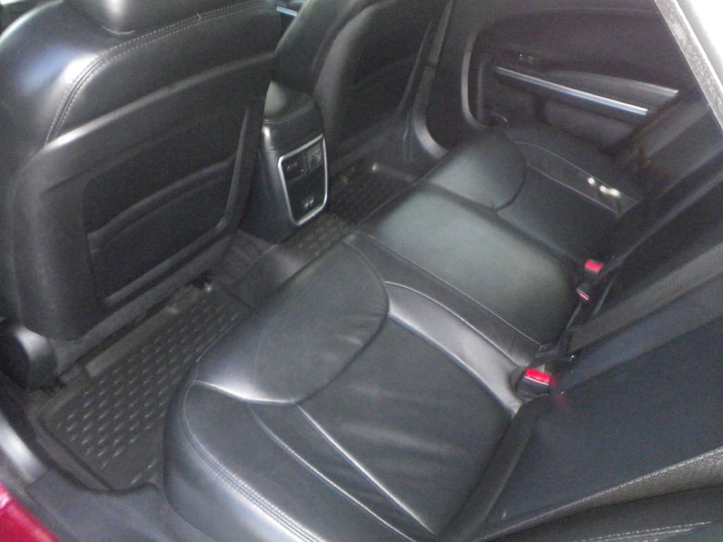 2017 Chrysler 300 Image 8