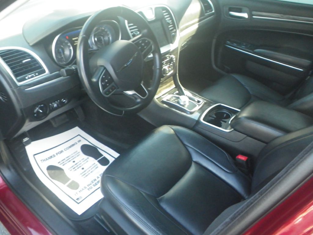 2017 Chrysler 300 Image 9