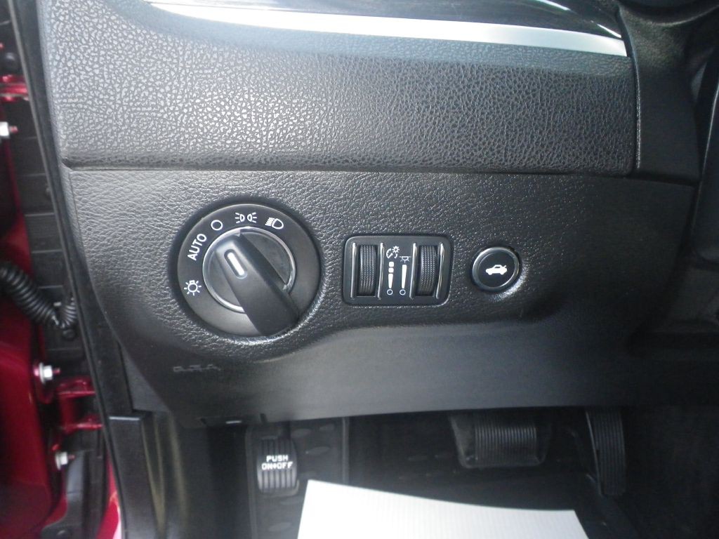2017 Chrysler 300 Image 12