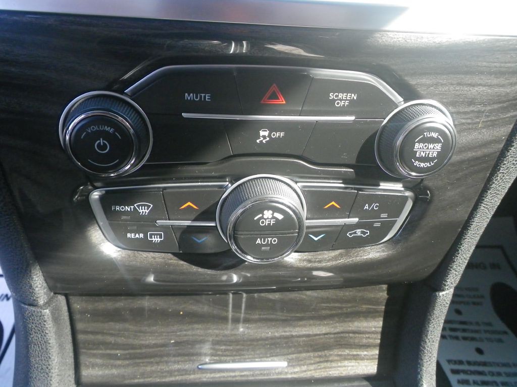 2017 Chrysler 300 Image 13