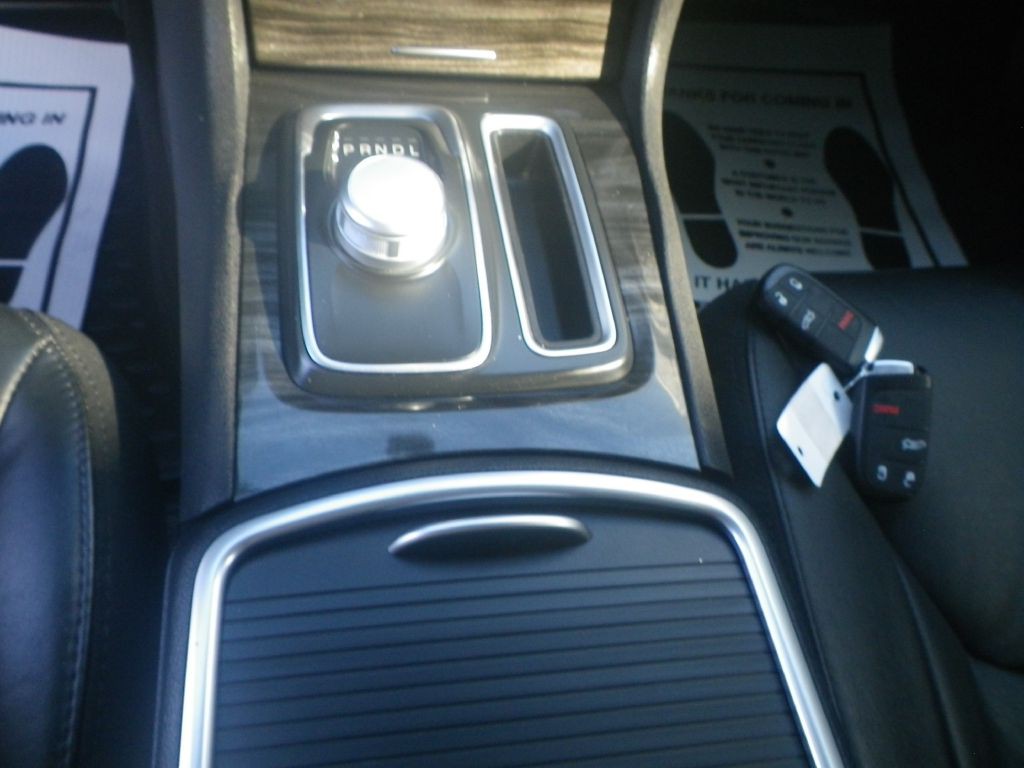 2017 Chrysler 300 Image 15