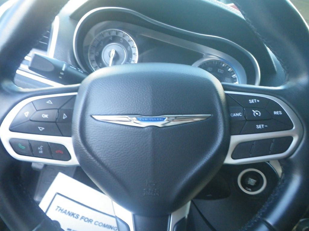 2017 Chrysler 300 Image 16